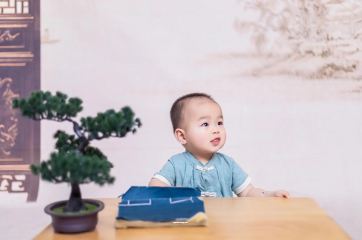 淮南怀孕肚子中间凹两边凸